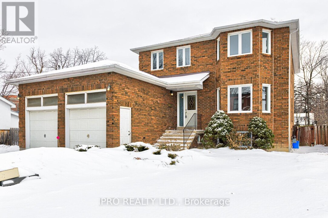 17 Ellen St in Brampton, ON - Building Photo