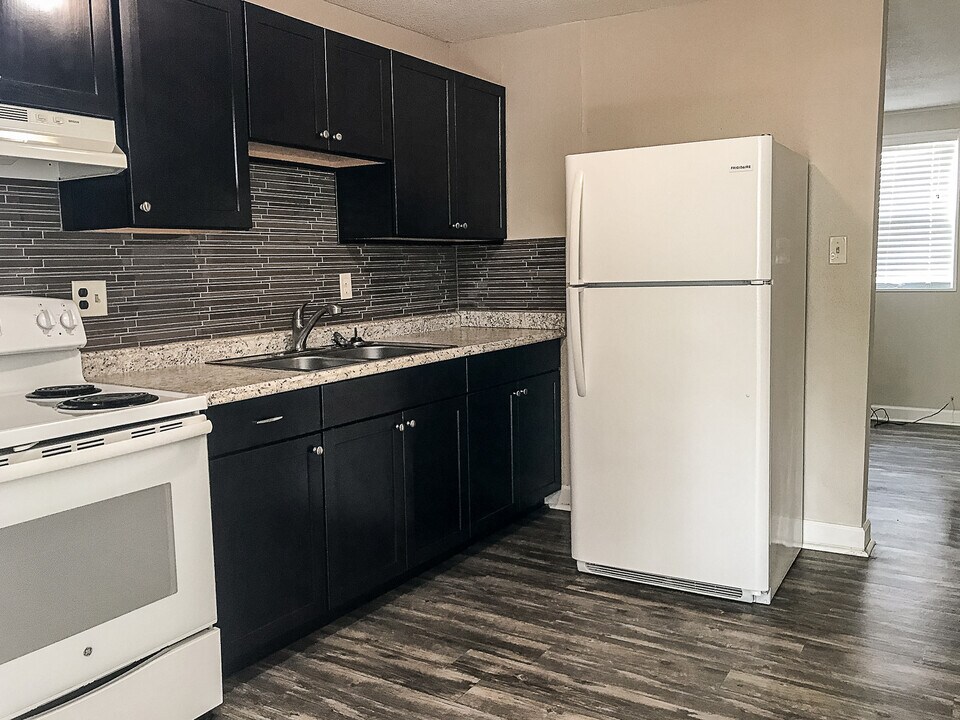 150 S John Sims Pkwy in Valparaiso, FL - Building Photo