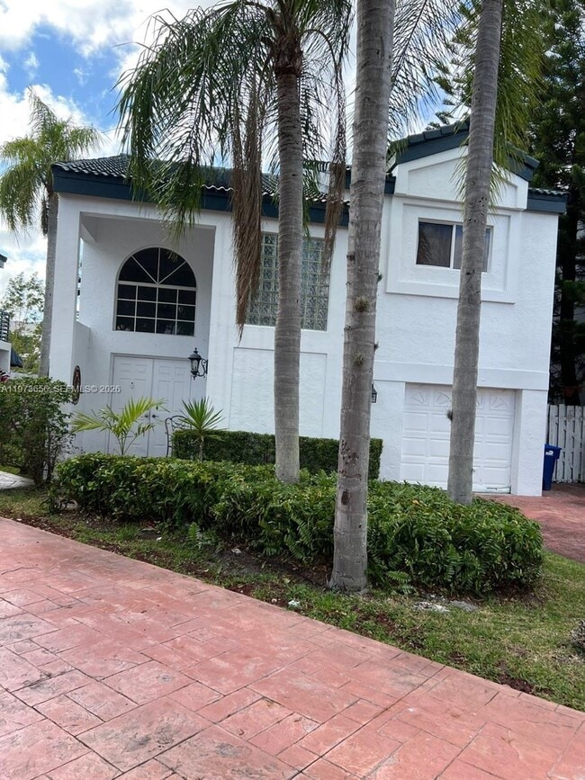 202 NE 211th Ter in Miami, FL - Foto de edificio - Building Photo