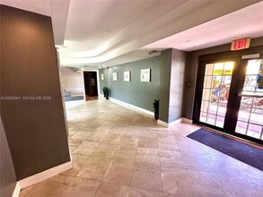 710 Washington Ave, Unit 321 in Miami Beach, FL - Foto de edificio - Building Photo
