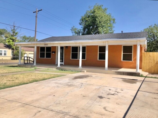 2012 31st St in Lubbock, TX - Foto de edificio - Building Photo