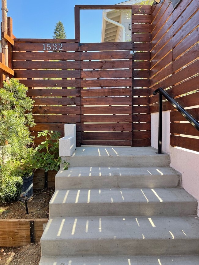 1532 Mohawk St in Los Angeles, CA - Foto de edificio - Building Photo