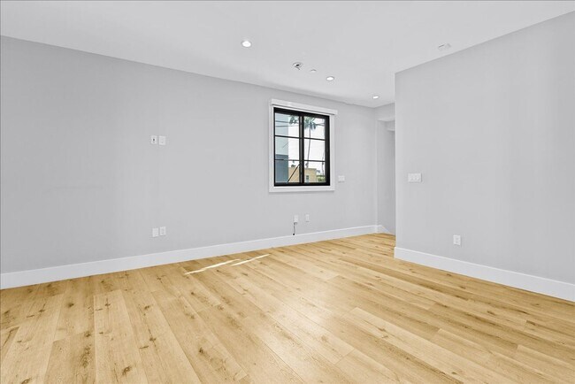 1348 Burnside Ave-Unit -04 in Los Angeles, CA - Building Photo - Building Photo