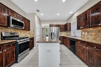 11603 Oak Lake Park Dr in Sugar Land, TX - Building Photo - Building Photo