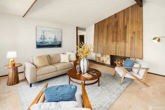 4740 Lakehurst Ln SE in Bellevue, WA - Foto de edificio - Building Photo