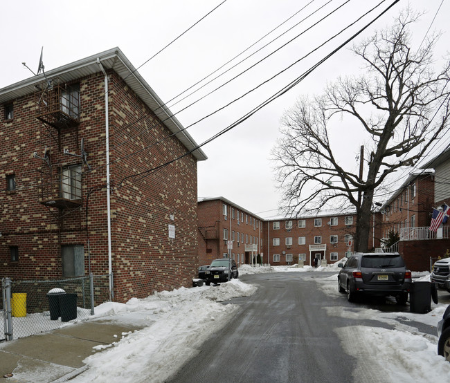 230-252 Morris St in Fairview, NJ - Building Photo - Building Photo