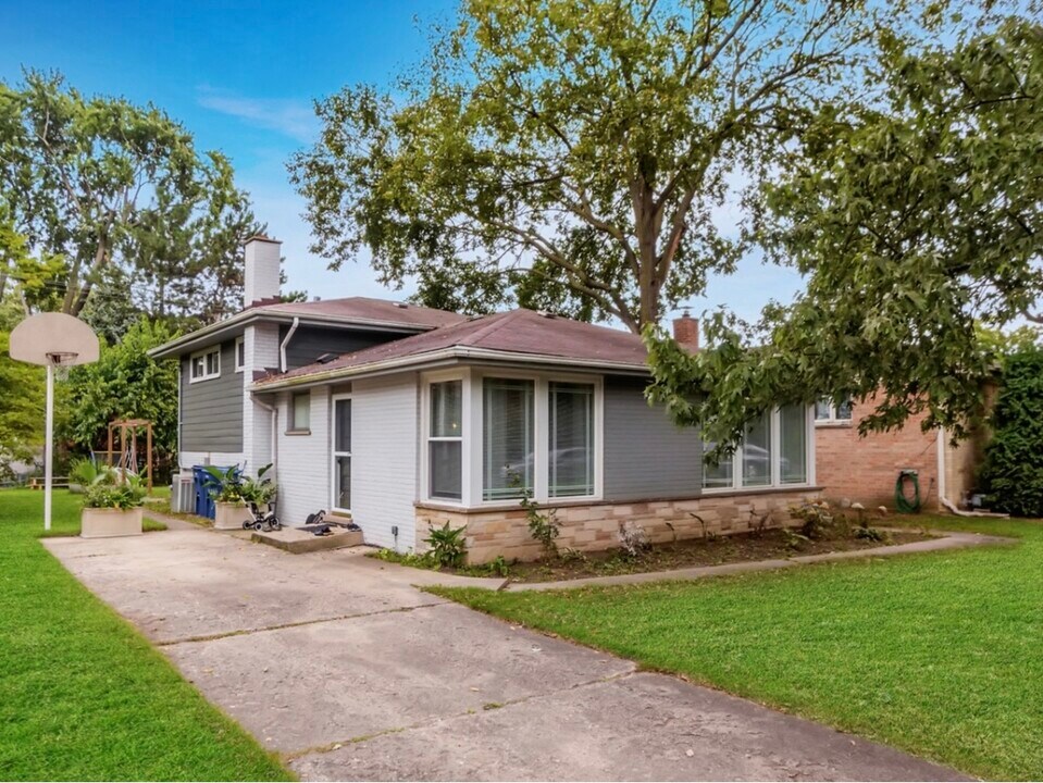 726 Lawler Ave in Wilmette, IL - Building Photo