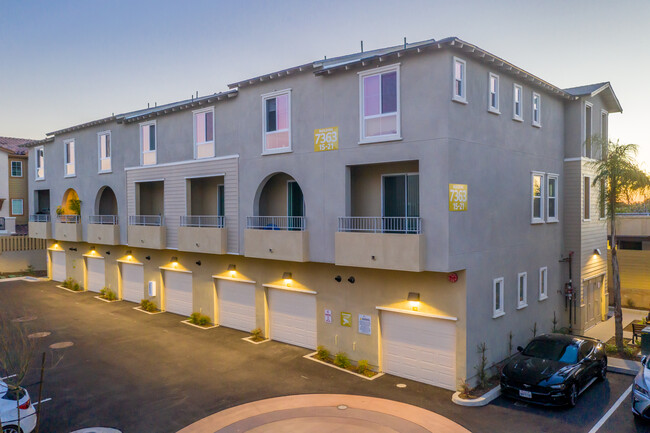 Trio Townhomes in La Mesa, CA - Foto de edificio - Building Photo