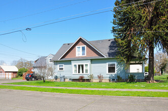 286 Park St in Lebanon, OR - Building Photo - Building Photo