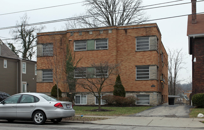 2819 Erie Ave in Cincinnati, OH - Foto de edificio - Building Photo