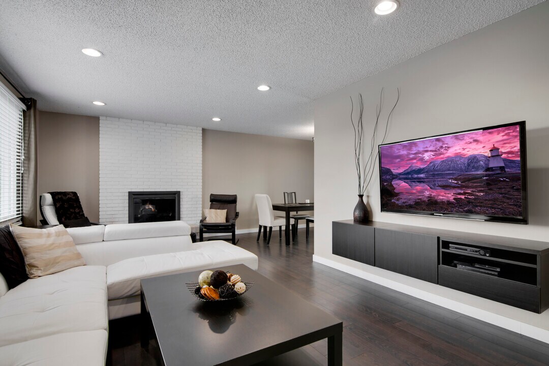 1035 Hunterdale Pl NW in Calgary, AB - Building Photo