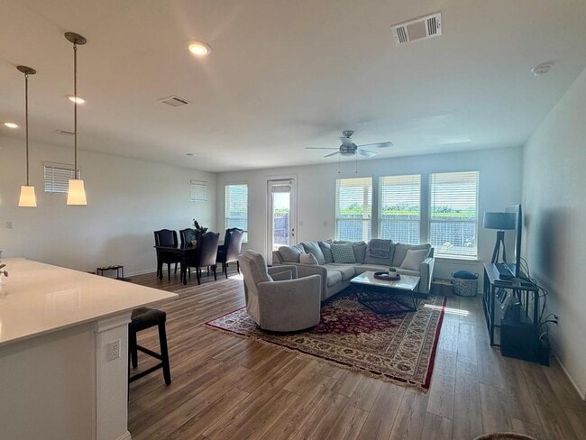 193 Slenderleaf Dr in Marble Falls, TX - Building Photo - Building Photo