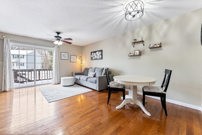 45 Waters Edge Dr in Ludlow, MA - Foto de edificio - Building Photo