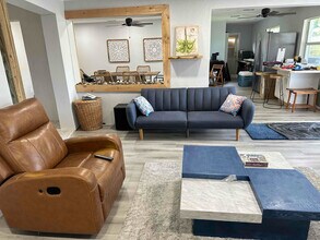 1203 N Saturn Ave in Clearwater, FL - Foto de edificio - Building Photo