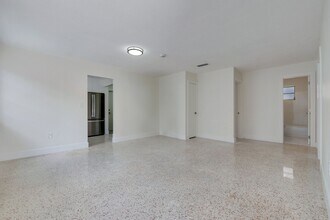 3334 SW 24th St-Unit -# in Miami, FL - Building Photo - Building Photo