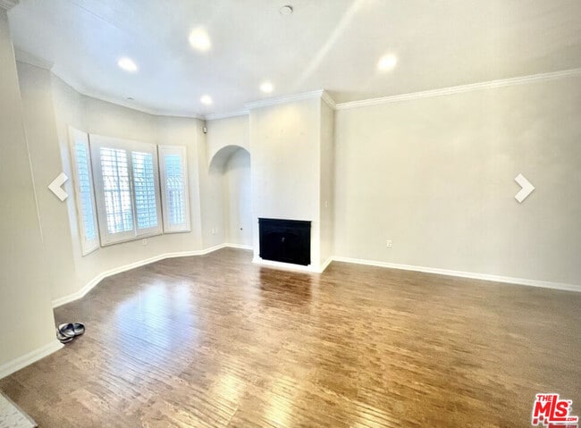 property at 909 S Gramercy Pl
