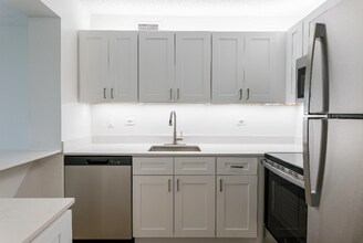 211 E Wacker Dr in Chicago, IL - Foto de edificio - Building Photo