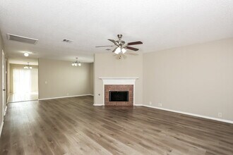 6736 Ambercrest Dr in Arlington, TX - Foto de edificio - Building Photo