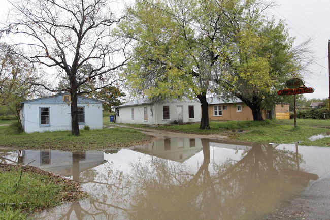 2004 Second St in Pleasanton, TX - Foto de edificio - Building Photo