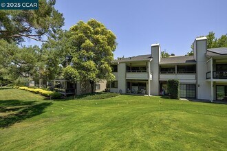 3377 Rossmoor Pkwy, Unit 3 in Walnut Creek, CA - Building Photo - Building Photo