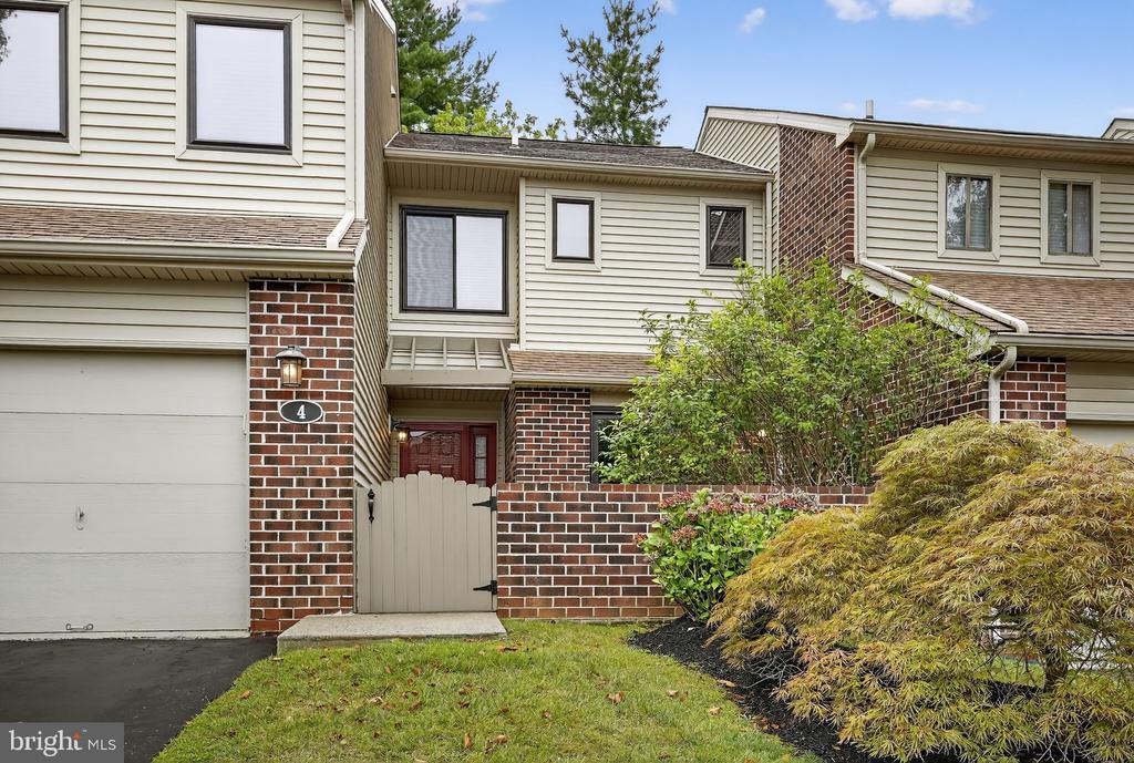 4 Stirling Ct in Chesterbrook, PA - Building Photo