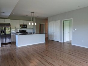 2180 State Hwy 13 in Mendota Heights, MN - Foto de edificio - Building Photo