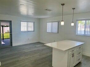 7113 SW 21st St in Miami, FL - Building Photo - Building Photo