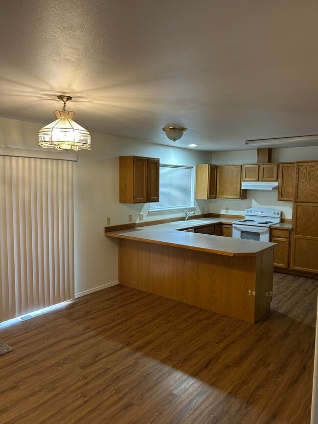 4210 Nola Loop Rd in Yakima, WA - Foto de edificio - Building Photo