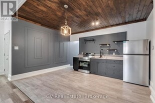 43 Manitoba St in Bracebridge, ON - Building Photo