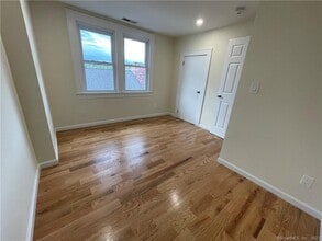 510 W Main St in Stamford, CT - Building Photo - Building Photo