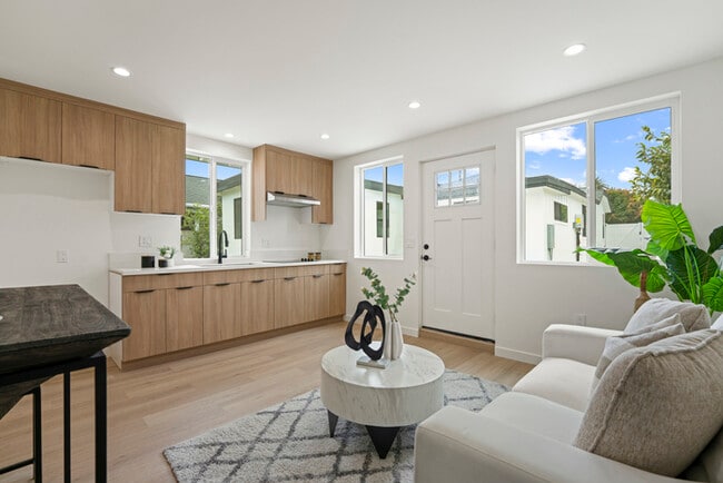 5310 S Victoria Ave in Los Angeles, CA - Building Photo - Building Photo