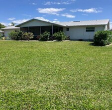 893 E Valley Dr in Bonita Springs, FL - Building Photo - Building Photo