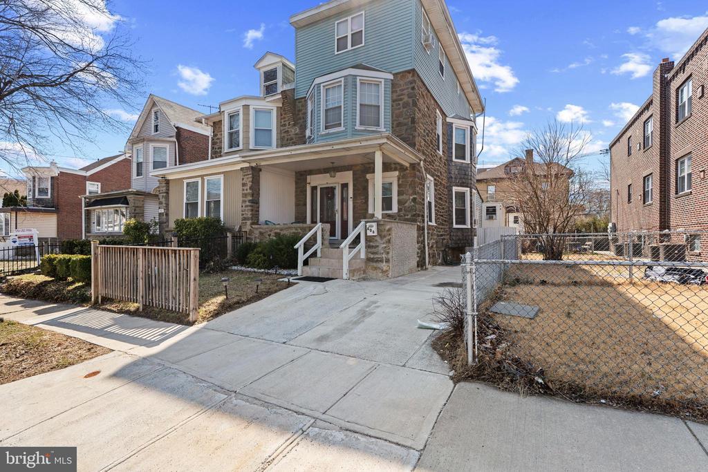 406 Gilham St in Philadelphia, PA - Building Photo