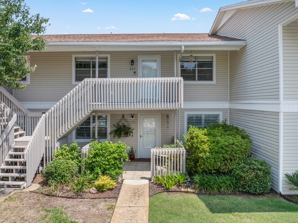 1100 Shoreline Dr in Gulf Breeze, FL - Building Photo