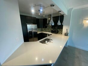 400 Uno Lago Dr in North Palm Beach, FL - Building Photo - Building Photo