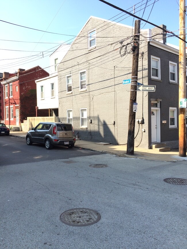 108 S 11th St in Pittsburgh, PA - Foto de edificio - Building Photo