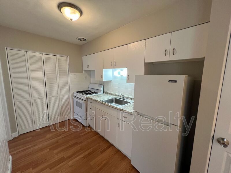 8049 Gravois Rd in St. Louis, MO - Building Photo