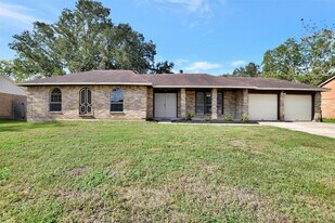 1311 Oak Hollow Dr in Friendswood, TX - Building Photo