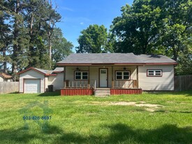 203 Grandview Dr in Atlanta, TX - Building Photo