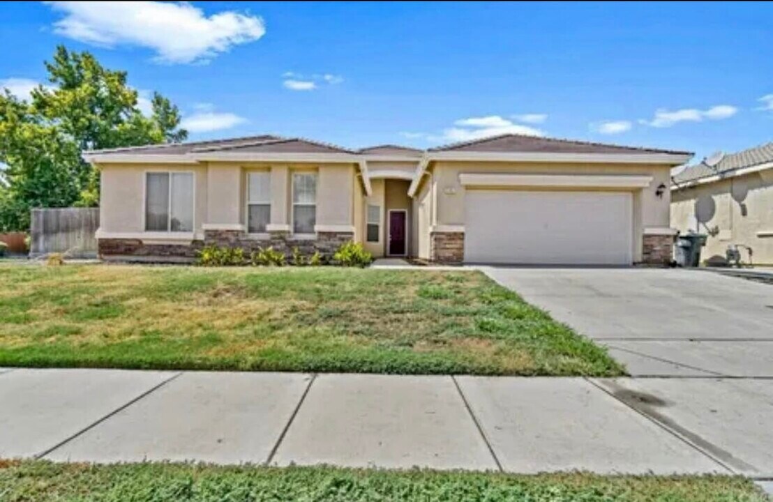 197 Johnson St in Tulare, CA - Building Photo