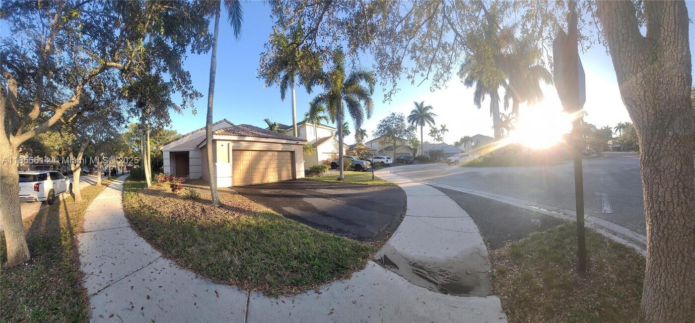 1205 Canary Island Dr in Weston, FL - Building Photo