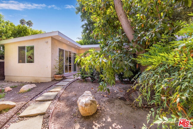 4122 Dixie Canyon Ave in Los Angeles, CA - Building Photo - Building Photo