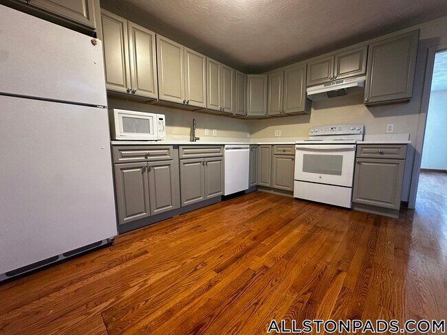 1110 Commonwealth Ave in Boston, MA - Building Photo - Building Photo