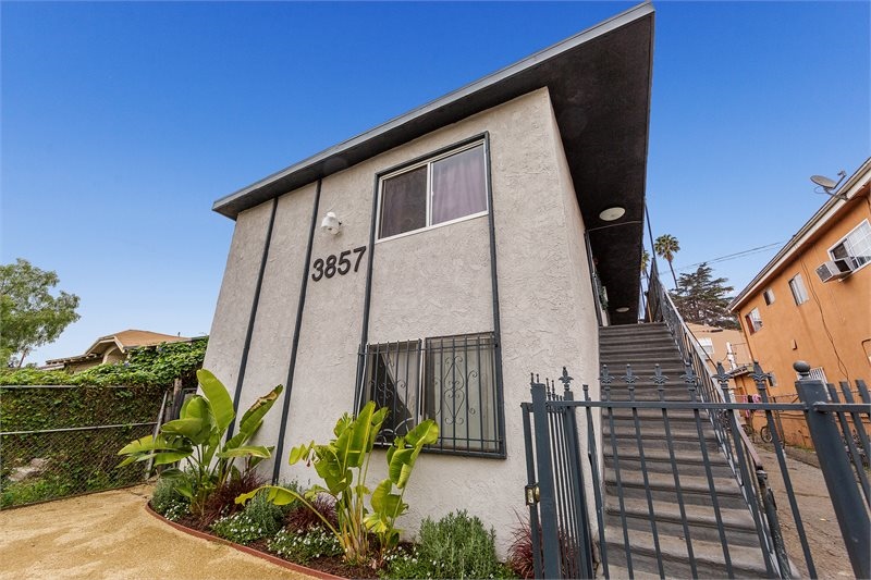 3857 Montclair St in Los Angeles, CA - Foto de edificio