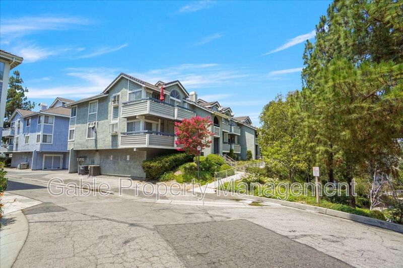 26921 Flo Ln in Santa Clarita, CA - Building Photo