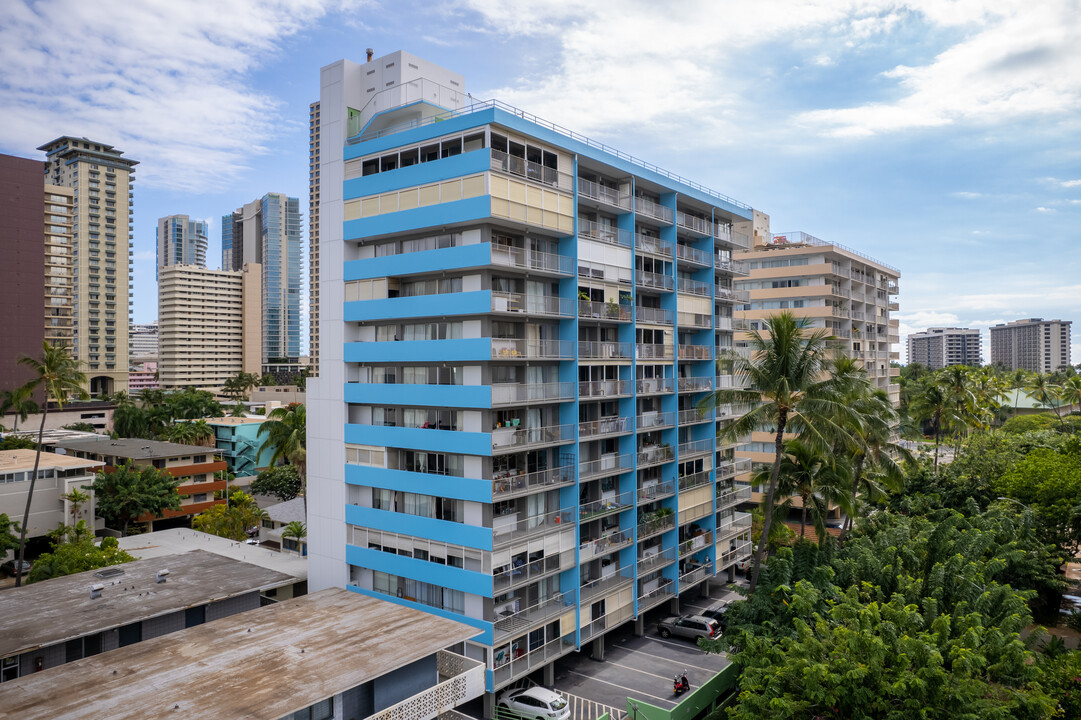 Oahu Surf Two in Honolulu, HI - Building Photo