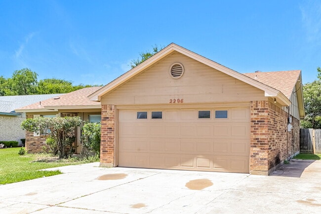 2206 Brim Ct in Grand Prairie, TX - Building Photo - Building Photo