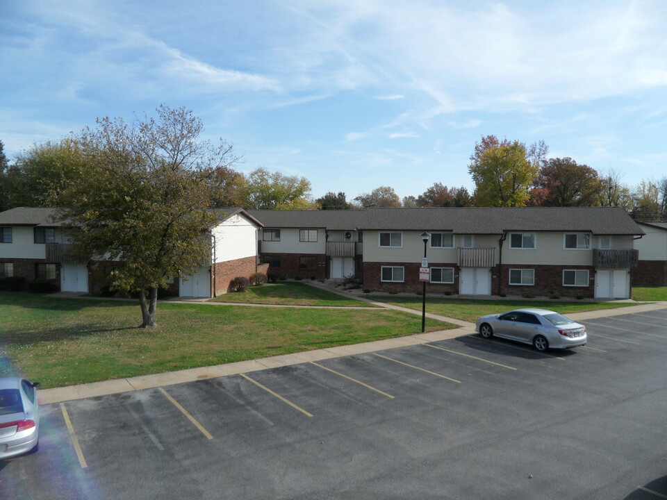 Woodbury Manor Apartments in Alton, IL - Building Photo