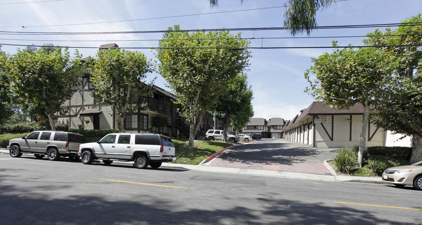 343-351 S Monte Vista St in La Habra, CA - Foto de edificio