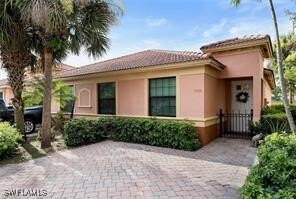 7542 Bristol Cir in Naples, FL - Building Photo